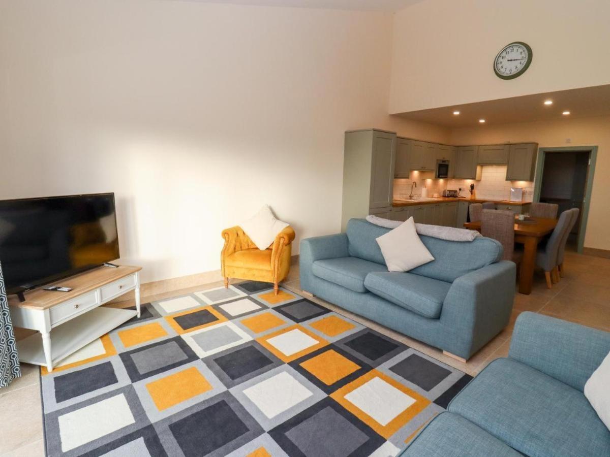 Bears Court Apartment Cheltenham Bagian luar foto