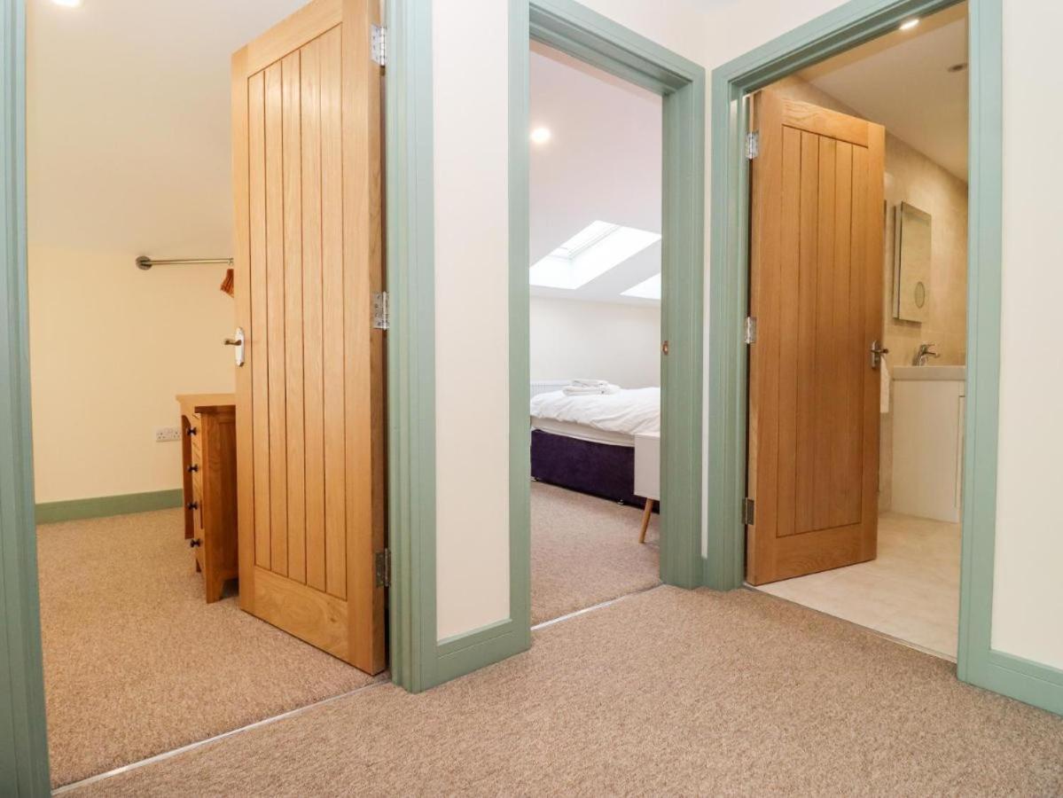 Bears Court Apartment Cheltenham Bagian luar foto