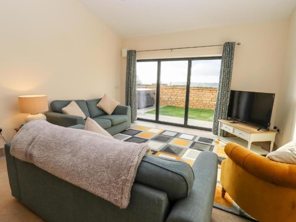Bears Court Apartment Cheltenham Bagian luar foto