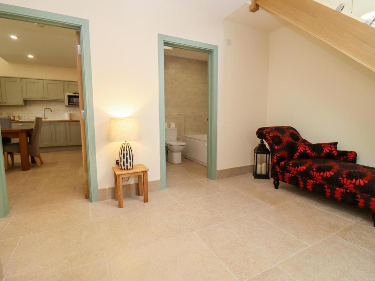 Bears Court Apartment Cheltenham Bagian luar foto