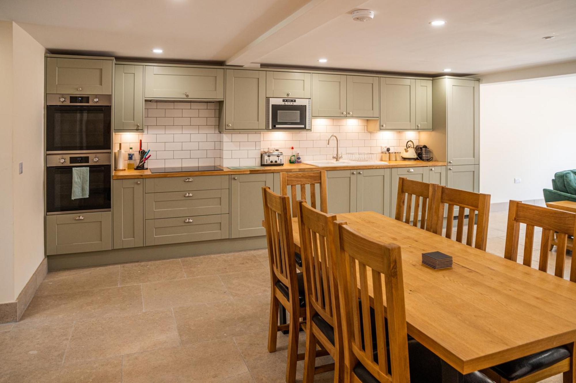 Bears Court Apartment Cheltenham Bagian luar foto