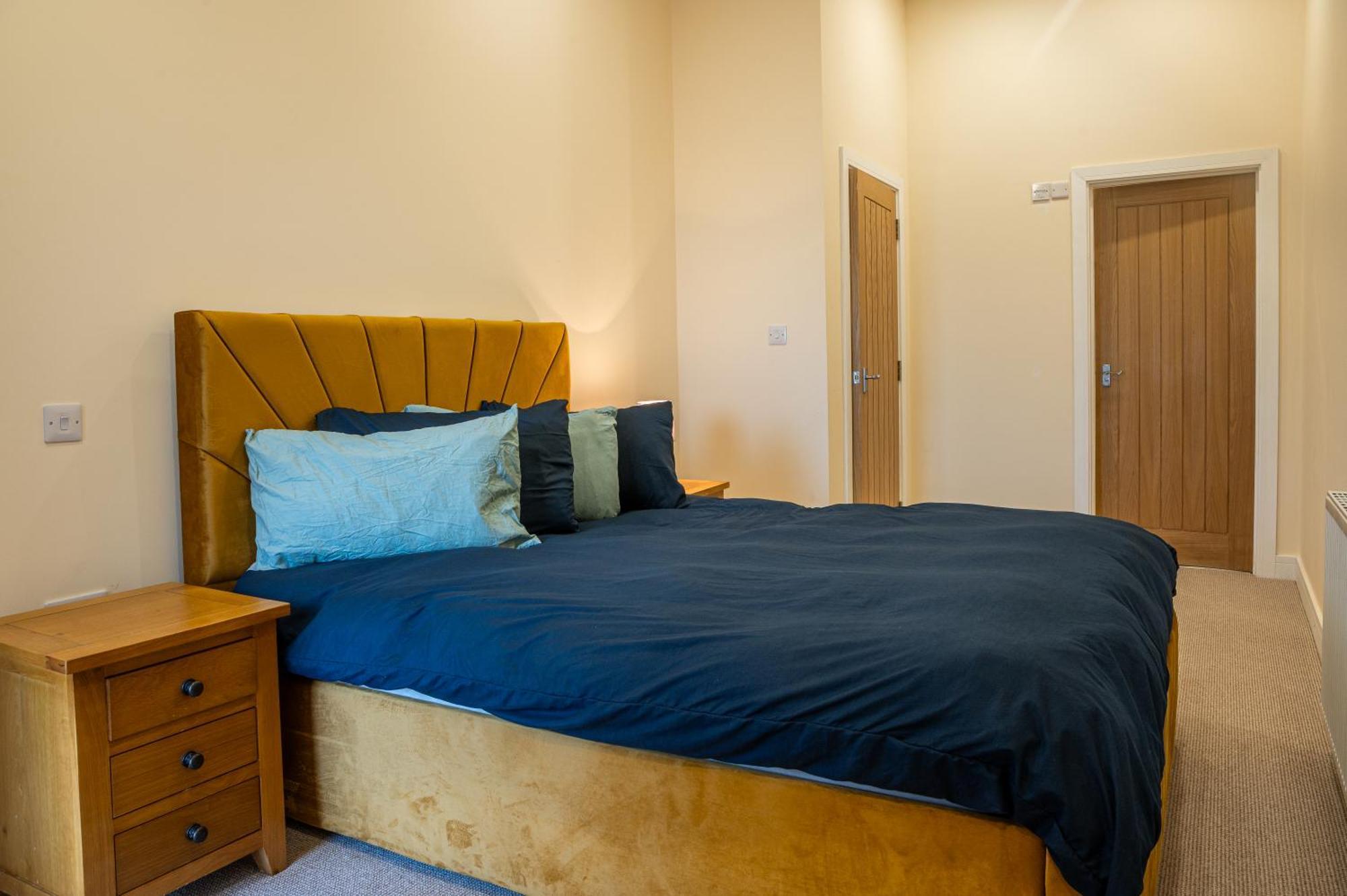 Bears Court Apartment Cheltenham Bagian luar foto
