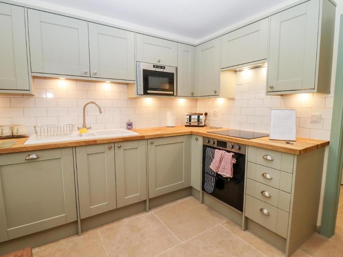 Bears Court Apartment Cheltenham Bagian luar foto