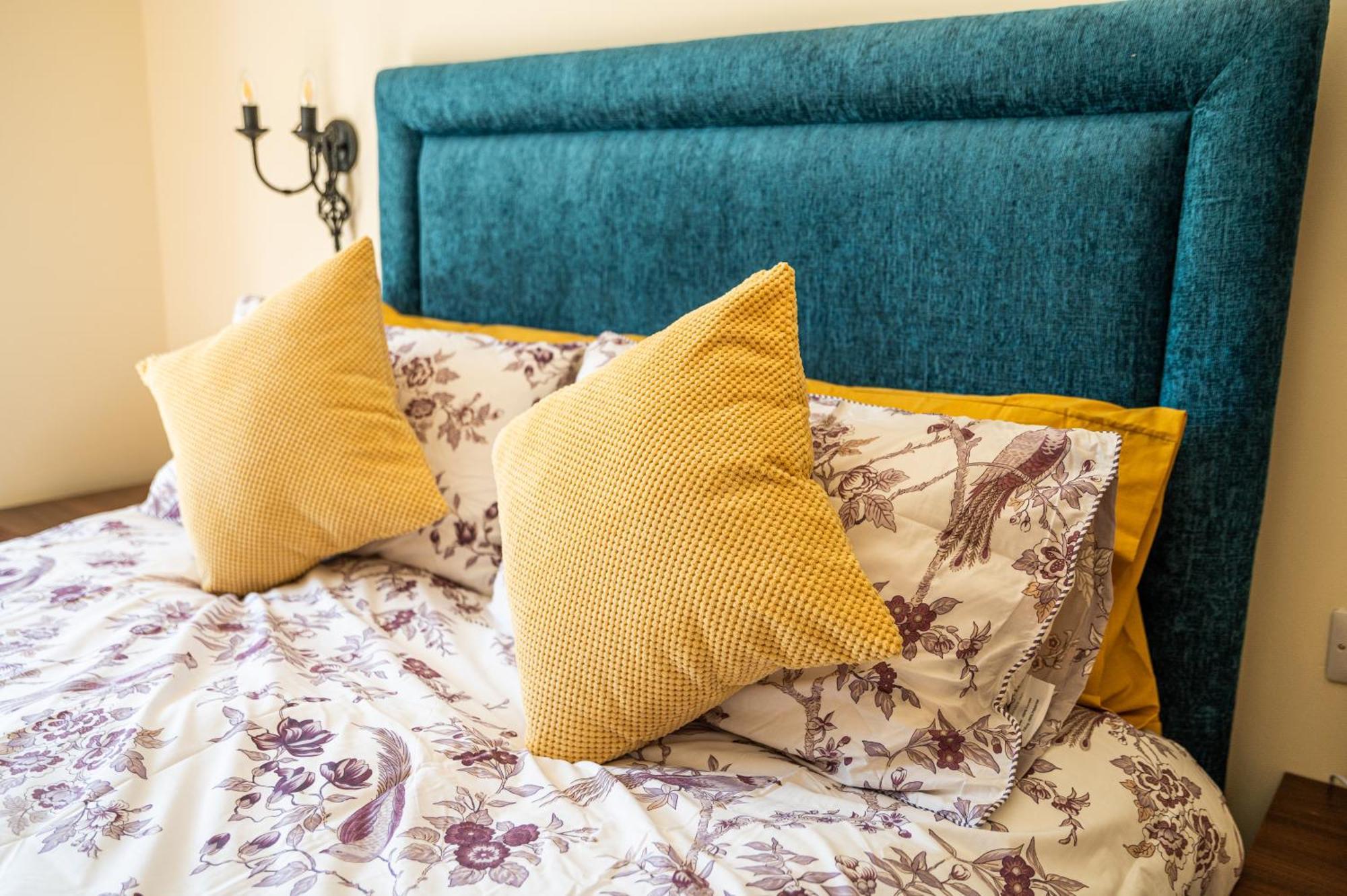 Bears Court Apartment Cheltenham Bagian luar foto